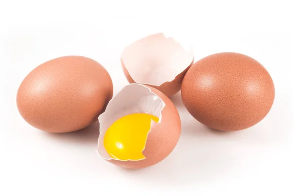 Beyaz arkaplanda izole yumurtalar