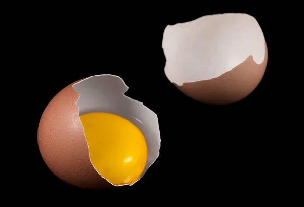 黒の背景に分離した卵 — ストック写真