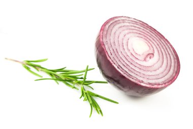 Beyaz arka plan kesme izole kırmızı dilimlenmiş soğan