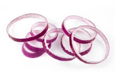 Dilimlenmiş kırmızı soğan halkaları beyaz arka planda izole edilmiş.