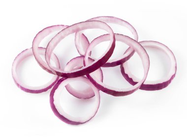 Dilimlenmiş kırmızı soğan halkaları beyaz arka planda izole edilmiş.