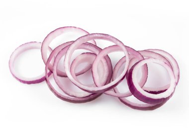 Dilimlenmiş kırmızı soğan halkaları beyaz arka planda izole edilmiş.