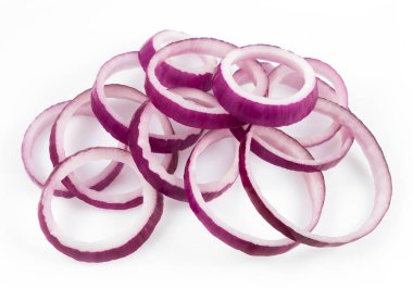 Dilimlenmiş kırmızı soğan halkaları beyaz arka planda izole edilmiş.