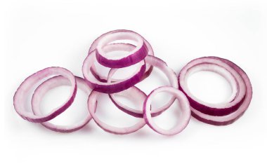 Dilimlenmiş kırmızı soğan halkaları beyaz arka planda izole edilmiş.