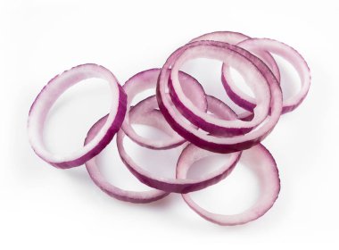 Dilimlenmiş kırmızı soğan halkaları beyaz arka planda izole edilmiş.