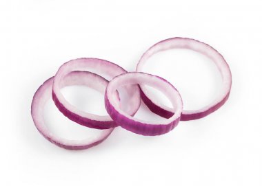 Dilimlenmiş kırmızı soğan halkaları beyaz arka planda izole edilmiş.