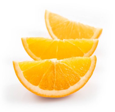 Beyaz arka plan kesme izole turuncu meyve dilimleri