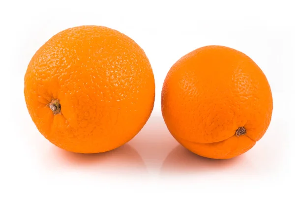 ホワイト バック グラウンド素材に分離されて全体にオレンジ色の果物 — ストック写真