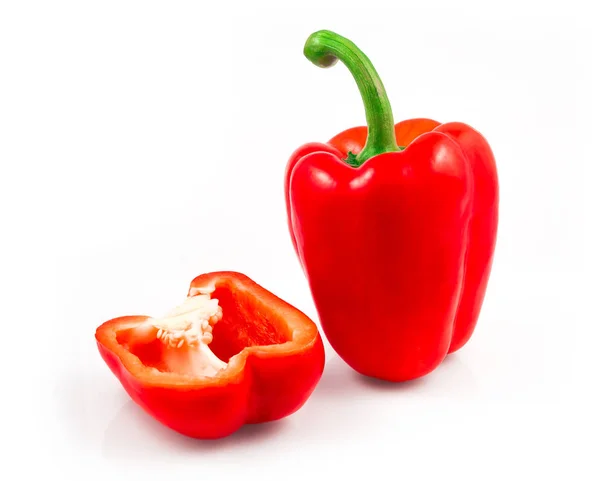 Beyaz arka plan kesme izole bütün ve dilimlenmiş kırmızı tatlı biber