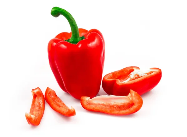 Beyaz arka plan kesme izole bütün ve dilimlenmiş kırmızı tatlı biber