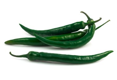 Beyaz arka plan kesme izole yeşil biber