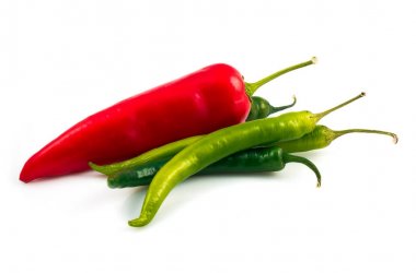 Yeşil biber ve kırmızı biber siyah arka plan kesme izole