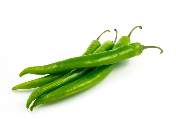 Beyaz arka plan kesme izole yeşil biber