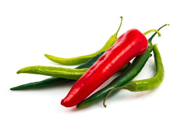 Yeşil biber ve kırmızı biber siyah arka plan kesme izole