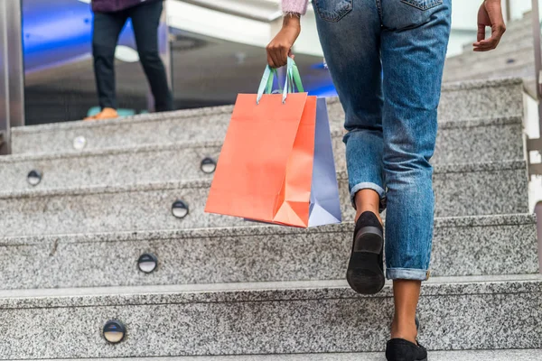 Mulher fazendo compras em um centro comercial com sacos — Fotografia de Stock