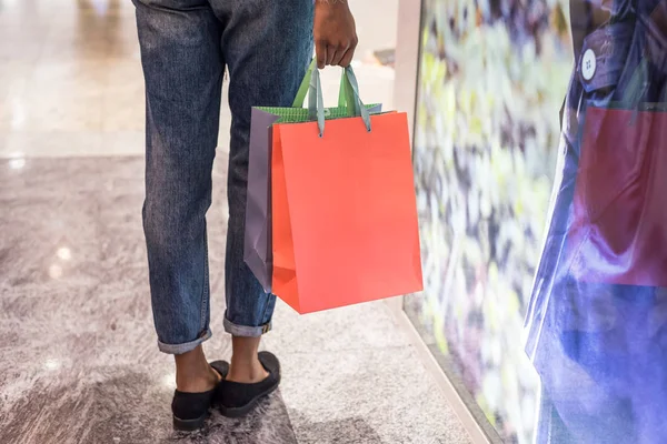 Kvinna som shopping i ett köpcentrum med väskor — Stockfoto