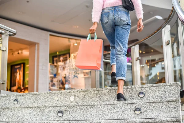 Mulher fazendo compras em um centro comercial com sacos — Fotografia de Stock