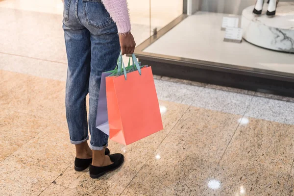 Vrouw winkelen in een winkelcentrum met zakken — Stockfoto