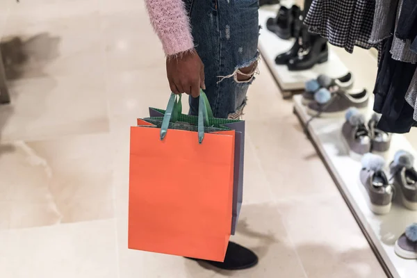 Mulher fazendo compras em um centro comercial com sacos — Fotografia de Stock