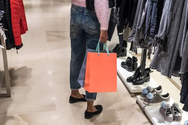 Mulher fazendo compras em um centro comercial com sacos — Fotografia de Stock