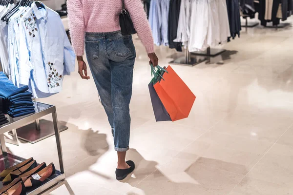 Mulher fazendo compras em um centro comercial com sacos — Fotografia de Stock