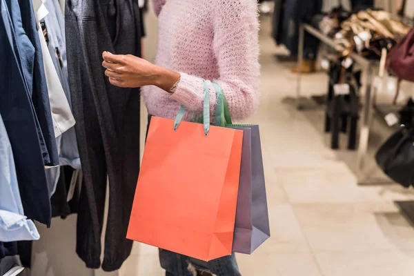 Mulher fazendo compras em um centro comercial com sacos — Fotografia de Stock