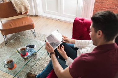 mutlu genç çift şaşırtıcı hediyeler ile seviyoruz 