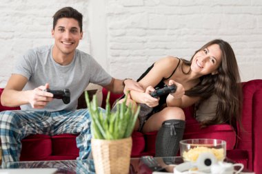 mutlu genç çift şaşırtıcı hediyeler ile seviyoruz 