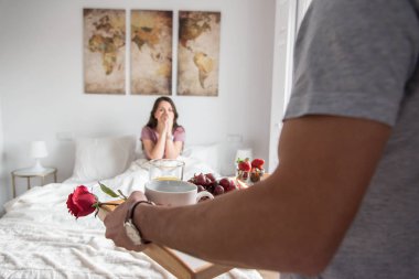 mutlu genç çift şaşırtıcı hediyeler ile seviyoruz 