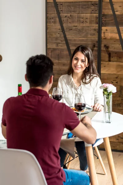 Щаслива молода пара їсть і п'є вино вдома — стокове фото