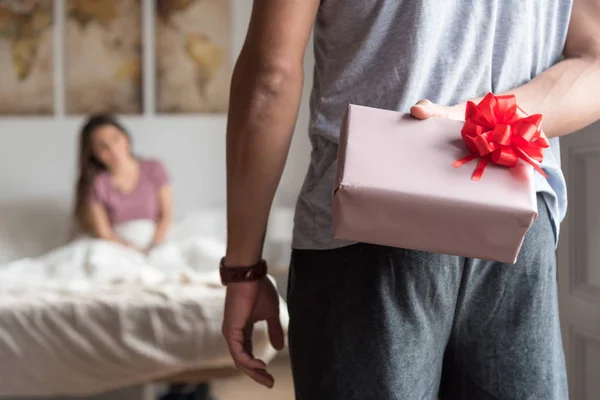 Feliz jovem casal apaixonado suprimindo uns aos outros com presentes — Fotografia de Stock