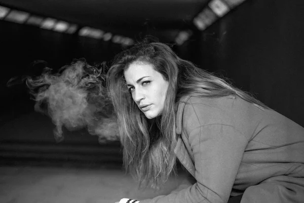 Junge schöne Frau raucht Zigarette — Stockfoto