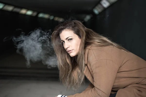 Ung vacker kvinna röka cigarett — Stockfoto