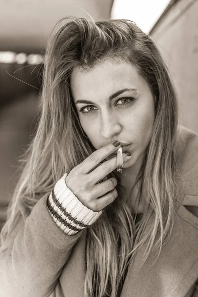 Junge schöne Frau raucht Zigarette — Stockfoto
