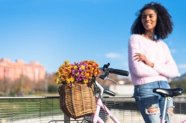 Siyah genç kadın vintage bisiklet sürmek