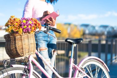 güzel ve genç birbayan bakarak onun gündemi nehrin yanında VI ile