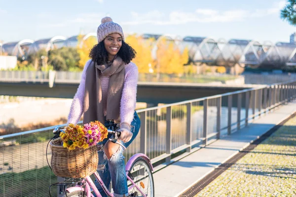 Schwarze junge Frau auf einem Oldtimer-Fahrrad — Stockfoto