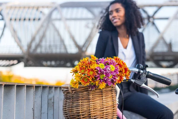 Geschäft schwarze Frau mit Vintage-Fahrrad — Stockfoto