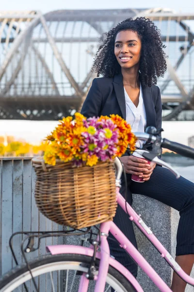 Geschäft schwarze Frau mit Oldtimer-Fahrrad trinkt Kaffee — Stockfoto