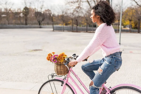 Schwarze junge Frau auf einem Oldtimer-Fahrrad — Stockfoto