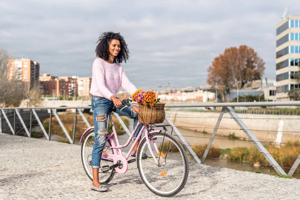 Schwarze junge Frau auf einem Oldtimer-Fahrrad — Stockfoto