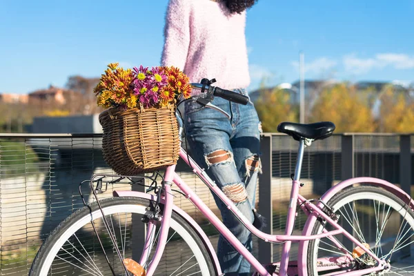 黑色的年轻女子骑着一辆老式的自行车 — 图库照片