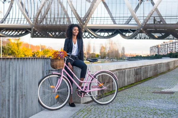 Geschäft schwarze Frau mit Vintage-Fahrrad — Stockfoto