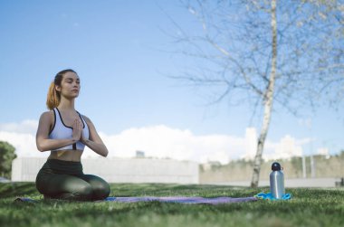 Yoga ve pilates mat ile açık yapıyor kadın