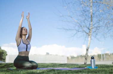 Yoga ve pilates mat ile açık yapıyor kadın
