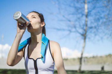 kadın dinlendirici dinleniyor ve içme suyu havlu ile egzersiz yaptıktan sonra yorgun ve yoga yapmak