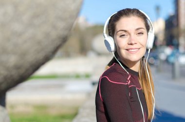 dinlenme ve yoga ve egzersiz yaparken cep telefonu ile müzik dinlemek sağlıklı kadın