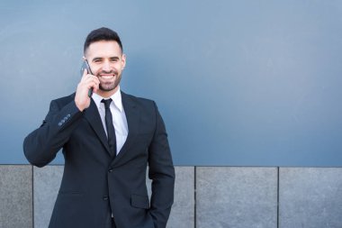 genç iş adamı manifatura ya da onun konuşan  