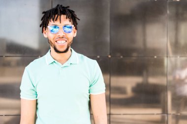 güneş gözlüğü portre ile açık mutlu gülümseyen genç Amerikalı adam