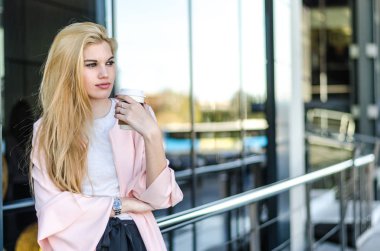 Öğrenci izole gülümseyen portre yakın çekim sokakta